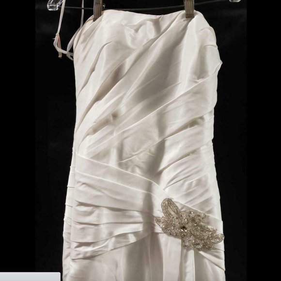 Allure Off white Strapless Wedding gown dress 8 - Picture 9 of 10